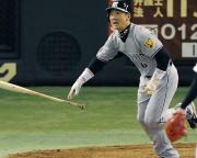 【巨人-阪神】3回、金本が右越えに先制の2ランを放つ(共同)