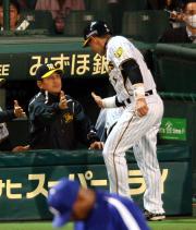 【阪神-中日】生還し真弓監督とタッチする金本(撮影・上田博志)