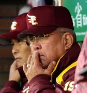 【楽天－日本ハム】ベンチで厳しい表情の野村監督（撮影・中島郁夫）