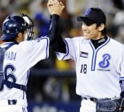 【横浜-阪神】細山田と笑顔でハイタッチする横浜・三浦(共同)