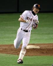 【巨人-中日】8回、逆転2ランを放った坂本(撮影・沢野健太)