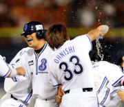 【横浜－巨人】押し出し死球の村田は水をかけられ祝福（撮影・山崎哲司）