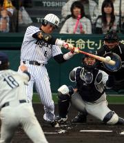 【阪神－西武】２ランを放つ金本、投手は涌井（撮影・上田博志）