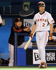 【ロッテ-巨人】延長戦で厳しい表情の原監督(左)(撮影・小沢裕)
