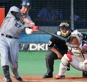 【ロッテ－阪神】右中間にソロ本塁打を放つブラゼル（撮影・上田博志）
