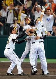 【阪神－横浜】サヨナラ打の関本（背番号３）（撮影・河南真一）