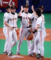 【巨人－中日】山口（中央）は小笠原とハイタッチ（撮影・沢野健太）