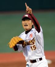 【楽天-ロッテ】マウンド上の楽天藤原(撮影・下田雄一)
