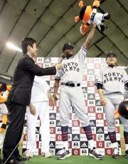 【巨人－横浜】「最高です！」と叫ぶオビスポ（撮影・蔦林史峰）
