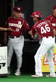 【日本ハム-楽天】2ランの鉄平を出迎える野村監督(撮影・長島一浩)
