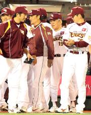 【楽天-ソフトB】野村監督は笑顔で永井らを出迎える(撮影・藤尾明華)