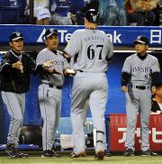 【ヤクルト-阪神】本塁打のブラゼルを迎える阪神ベンチ(撮影・小沢裕)