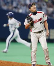 【中日－ヤクルト】和田（左）に先制ソロを浴びた石川（共同）