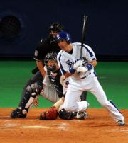 【中日－ヤクルト】５回、谷繁が適時打を放つ（撮影・桜井希望）