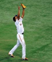 【巨人－中日】最後を締め喜ぶクルーン（撮影・栗山尚久）