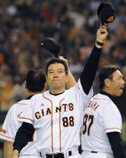 日本シリーズ進出を決め、ファンの声援に応える巨人・原監督(共同)