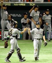 【巨人－日本ハム】勝利を喜ぶ鶴岡（左）と武田久（撮影・長島一浩）