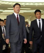 沖縄入りした横浜の尾花監督(左)と村田(撮影・浅見桂子)