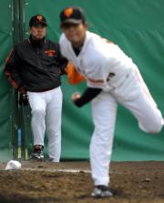 投げ込む藤井を後方から見つめる原監督(撮影・宮川勝也)