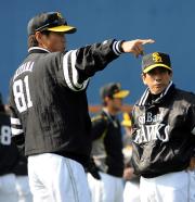 秋山幸二監督（左）と大石大二郎コーチ（撮影・多田篤）