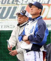 広岡氏(左)と話す尾花監督(撮影・浅見桂子)