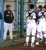コーチらに指示を出す岡田監督(撮影・岡潤一)