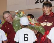 歓迎交流会で花束を受け取るブラウン監督と岩隈(撮影・中島郁夫)