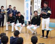 川崎(右)はプレゼントのノートを手にする(撮影・藤尾明華)