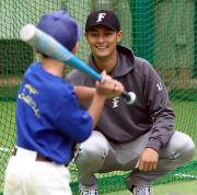 少年野球教室でトスをあげるダルビッシュ（撮影・黒川智章）