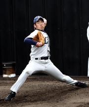 投球練習する菊池雄星（撮影・蔦林史峰）