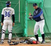 細山田に打撃のタイミングの指示をする尾花監督（撮影・浅見桂子）