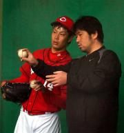 篠田に変化球の指導をする野茂臨時コーチ（右）（撮影・倉掛優一）