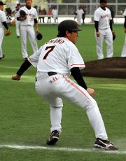 ランダウンプレーで三本間に挟まれる長野(撮影・宮川勝也)