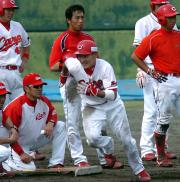 盗塁練習をする広島ナイン（撮影・倉掛優一）