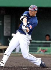 紅白戦でT-岡田は、右翼へ安打を放つ(撮影・岡潤一)