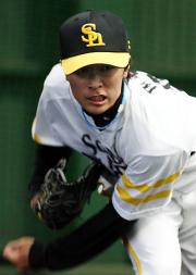 ブルペンで捕手を座らせ投球練習をする和田(撮影・藤尾明華)