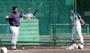 カブレラ(左)は、特大ホーマーにご機嫌。右は田口壮(撮影・岡潤一)