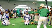 野球教室で少年を指導する森野将彦(左)と岩崎達郎(撮影・桜井希望)