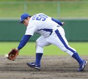守備練習で軽快な動きを見せる中田亮二（撮影・桜井希望）
