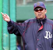 岡田彰布監督は、厳しい表情でナインに指示（撮影・岡潤一）