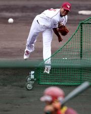 フリー打撃で登板したモリーヨ、打者は聖沢（撮影・浅見桂子）