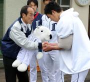 東国原知事(左)と握手する菊池雄星(撮影・水谷安孝)