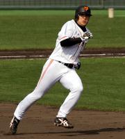 エドガーの中前打で二塁に向かう高橋(撮影・宮川勝也)