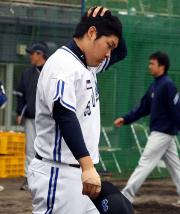 筒香はさえない表情でベンチから出る(撮影・浅見桂子)