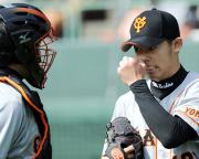 星野(右)は、阿部からのアドバイスを真剣な表情で聞く(撮影・松本俊)