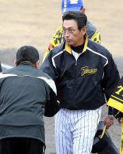 沖縄キャンプを終え真弓監督は関係者と握手を交わす（撮影・清水貴仁）