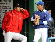 試合前に談笑する小池正晃(右)と門倉健(撮影・桜井希望)
