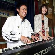沖縄出身の歌手しおり(右)と電子ピアノを弾く運天(撮影・井上学)