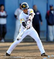 代打でプロ初打席に立った今宮は空振りの三振(撮影・今浪浩三)