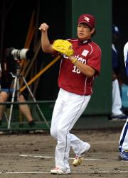 ベースカバーに入る田中（撮影・清水貴仁）